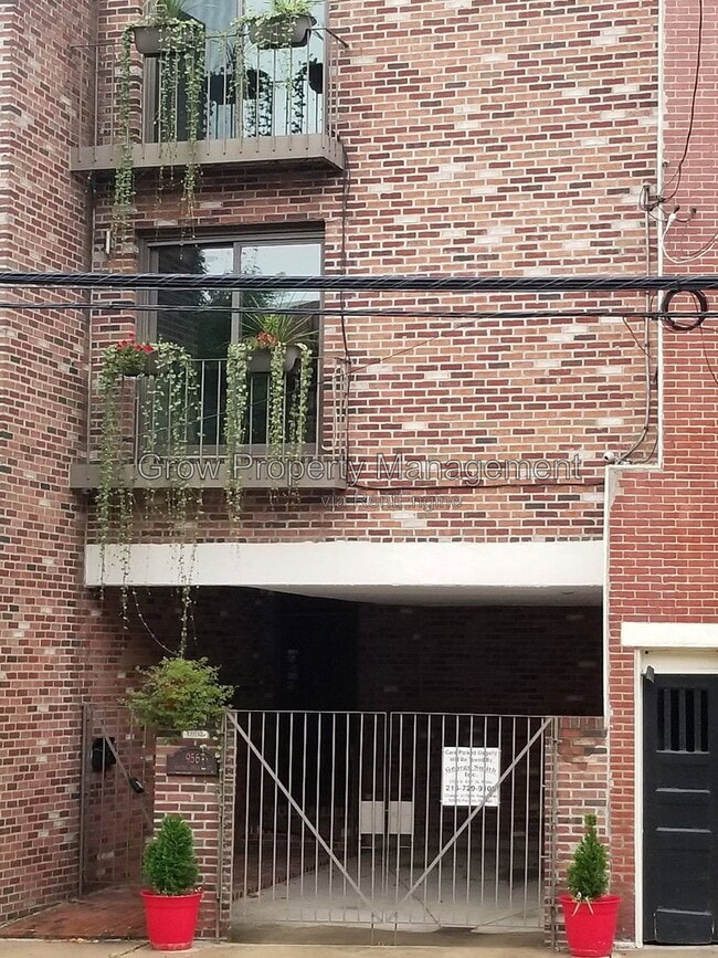 Building Photo - 956 S Front St