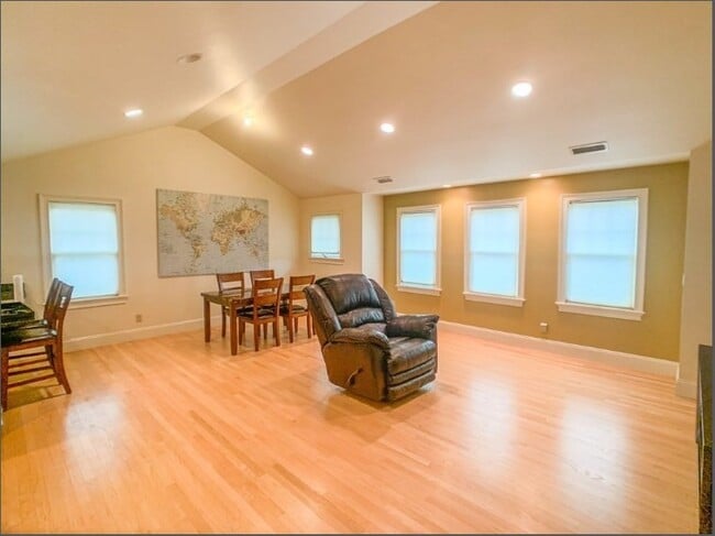 Building Photo - 15 Journeys End Ln