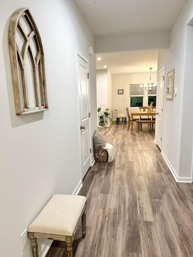 Building Photo - 3 bedrooms and 2 full bathroom- Located in...