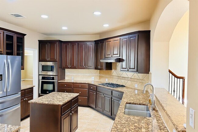 Foto del edificio - 513 Fallen Oaks Dr