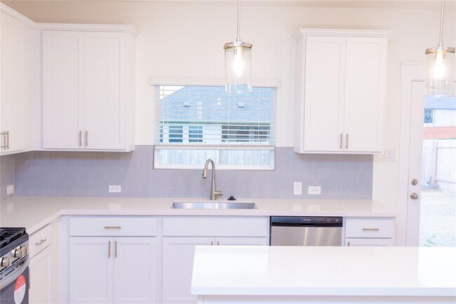 Building Photo - 198 Shackleton Dr