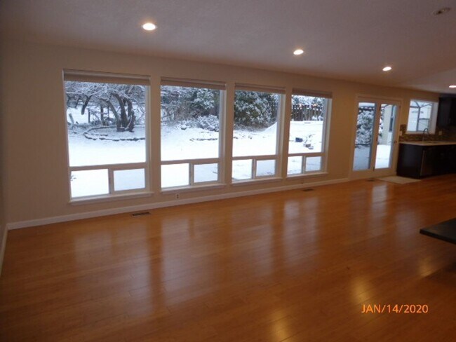 Foto del edificio - Charming 4 Bed 2 Bath Rambler in Sought After Neighborhood-Sammamish