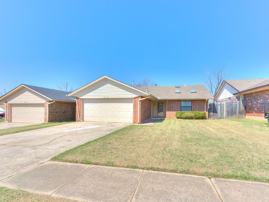 Primary Photo - 3 Bed/2 Bath Home in Midwest City