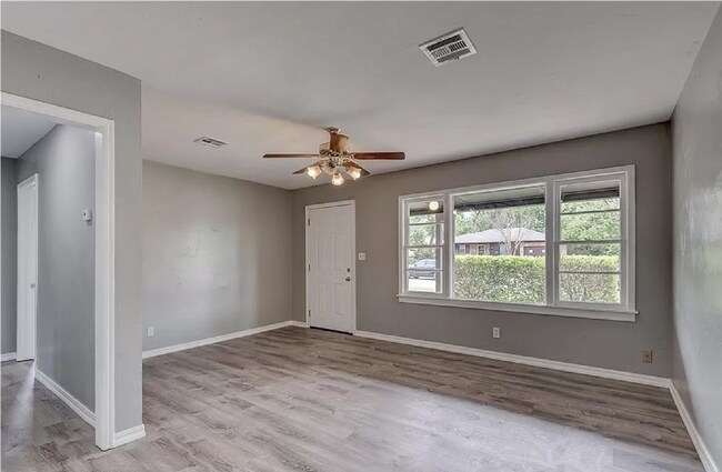 Building Photo - Charming 2-Bedroom / 1-Bathroom Bungalow i...