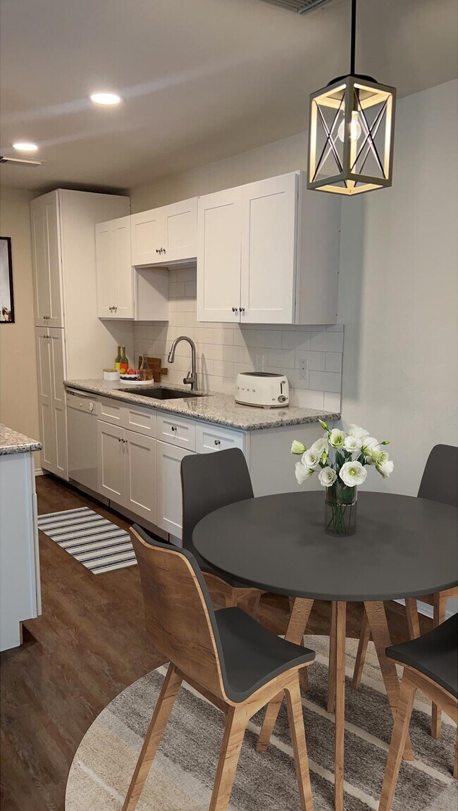 ¡Todas las comodidades! - Porter Plaza Apartments