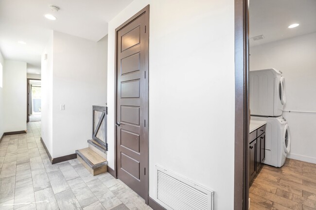 Building Photo - Central Phoenix newer home rental now avai...