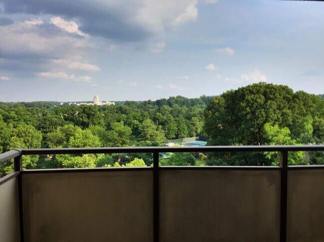 Foto del edificio - 5225 Pooks Hill Rd