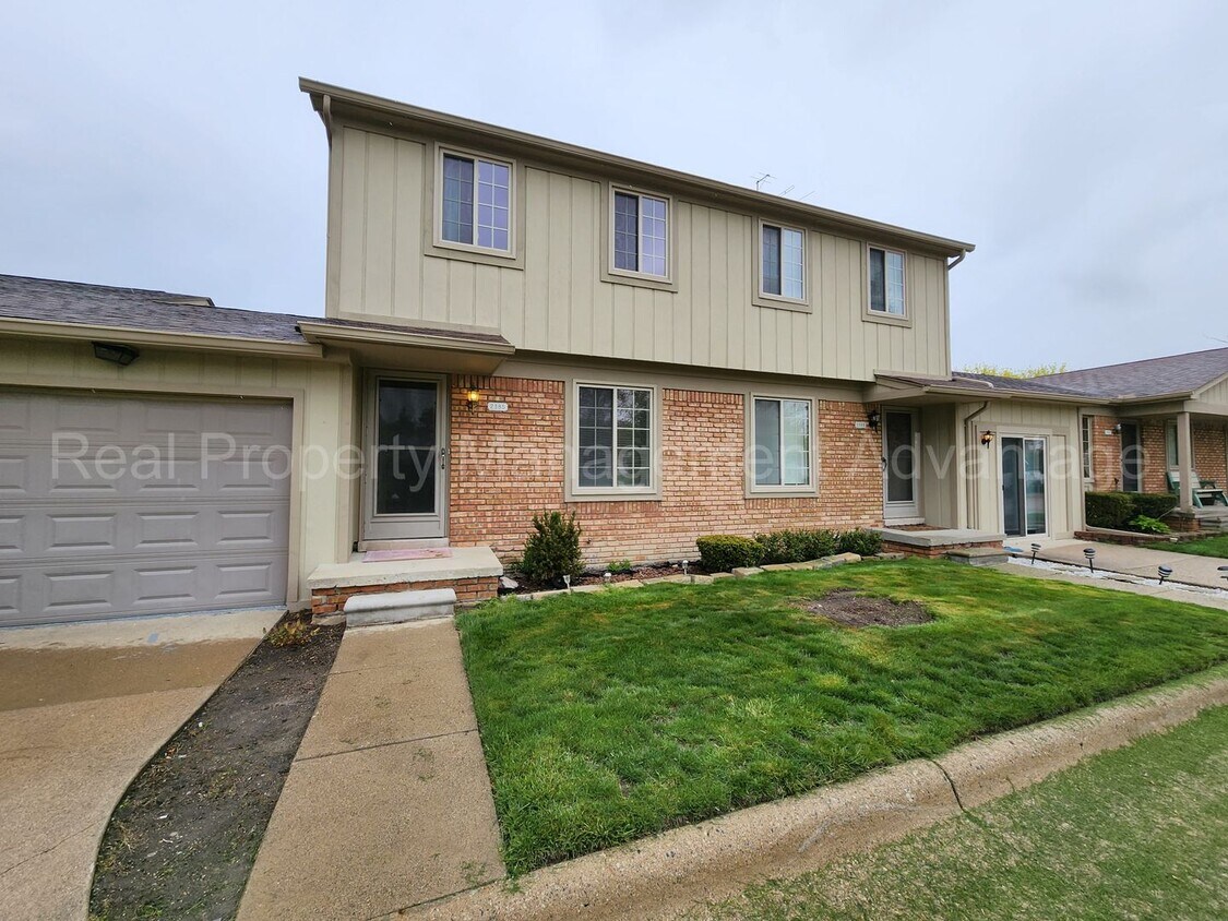 Foto principal - Renovated and Super Clean 2 Bed/1.5 Bath C...