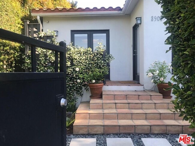 Building Photo - 8908 Ashcroft Ave