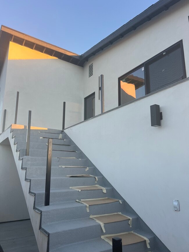 Building Photo - 7538 Cozycroft Ave