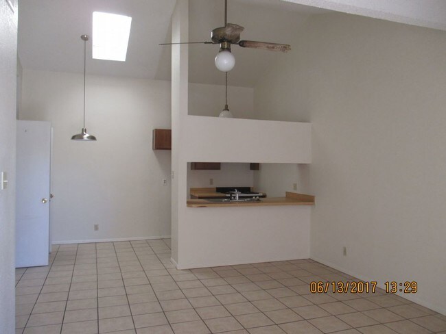 Building Photo - WESTSIDE: 2 BR 1 BTH