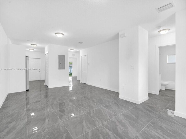 Foto del edificio - 2448 NW 42nd St
