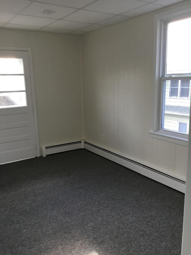 Dining area - 260 Hoboken Rd