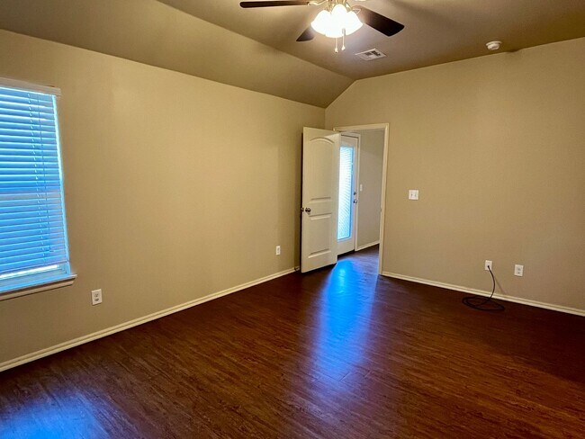 Foto del edificio - Beautiful 3 Bed 2 Bath Duplex!!