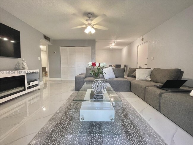 Foto del edificio - 7110 Fairway Dr