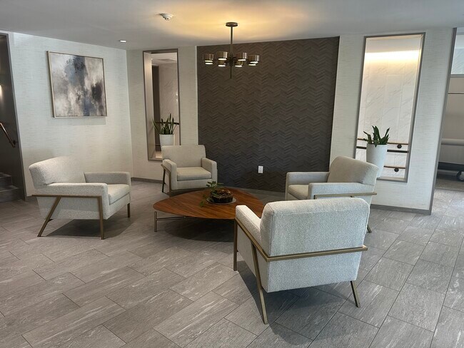 Foto del edificio - 1637 Oakwood Dr