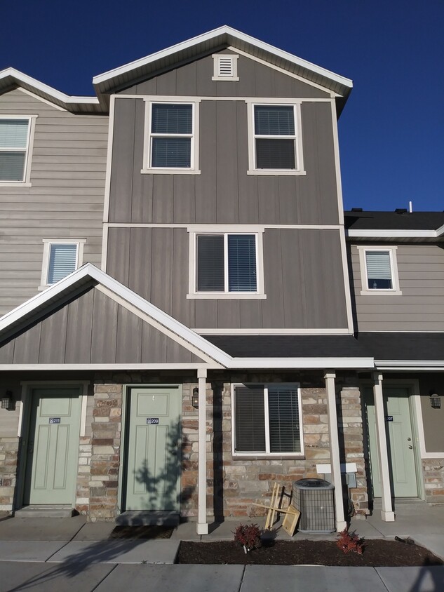 Primary Photo - Beautiful 3 bed 2.5 bath townhome in Vineyard