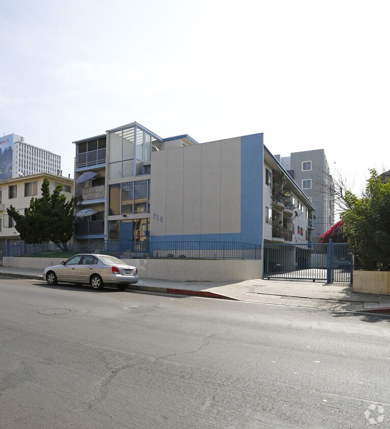 Primary Photo - 710 S St Andrews Pl