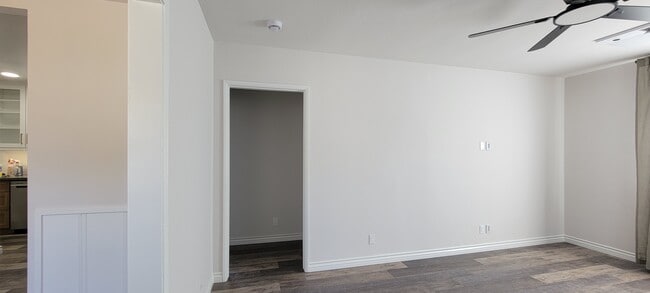 Building Photo - 329 W Walnut Ave