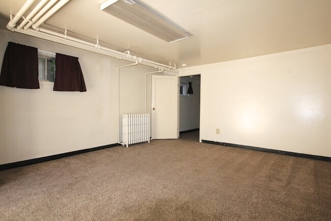 Building Photo - 1 Bedroom/1 Bathroom Apartment