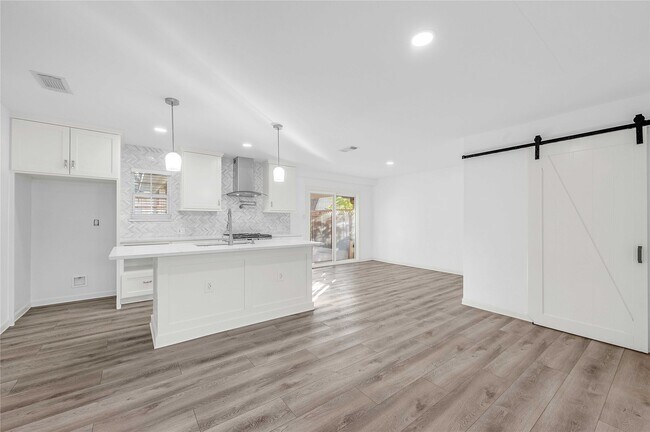 Building Photo - 6014 Belarbor St