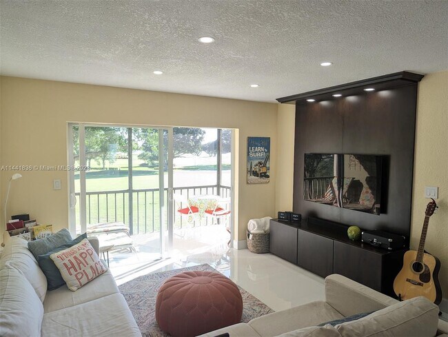 Building Photo - 9300 N Hollybrook Lake Dr