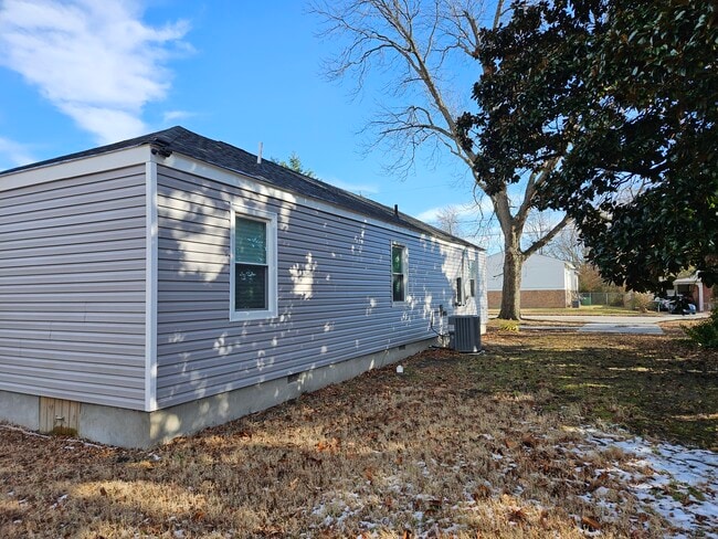 Building Photo - 2701 Jamestown Ave