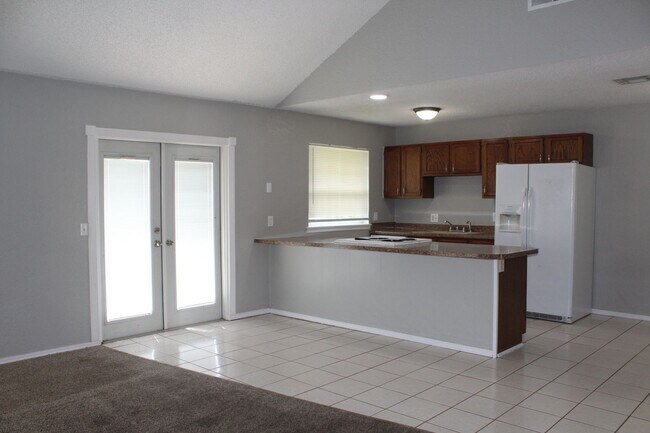 Building Photo - 3 bed 2 bath