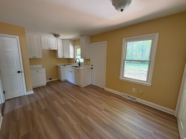 Building Photo - Adorable 3 Bedroom Home!!
