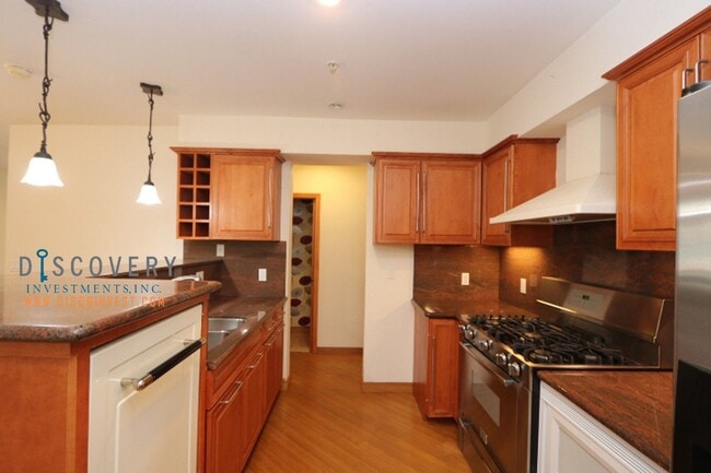 Building Photo - Contemporary Upper Broadway Terrace Four B...