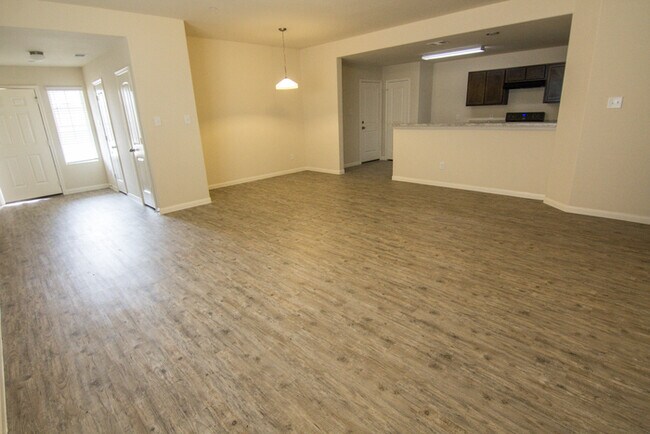 Building Photo - Oakwood Forest - 2068 Oakwood Forest Drive...