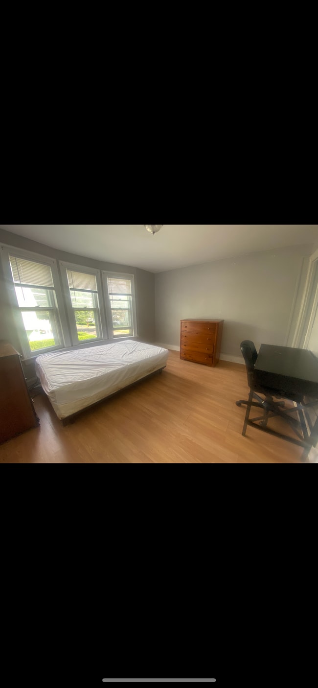 Building Photo - 21 Haendel St