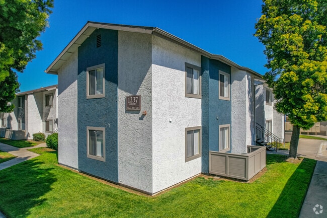 Building Photo - Parkway Club