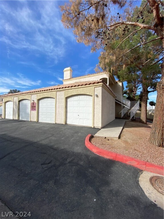 Building Photo - 1900 N Torrey Pines Dr