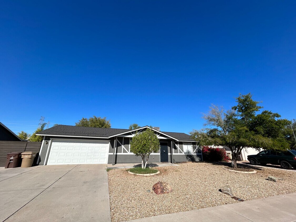 Primary Photo - 9036 W Royal Palm Rd, Peoria AZ 85345