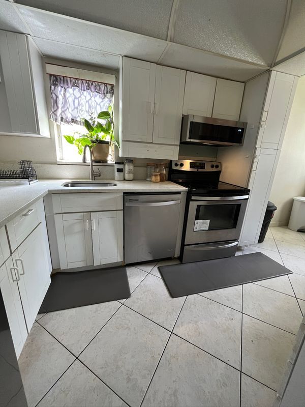 Foto del edificio - 8321 Sands Point Blvd