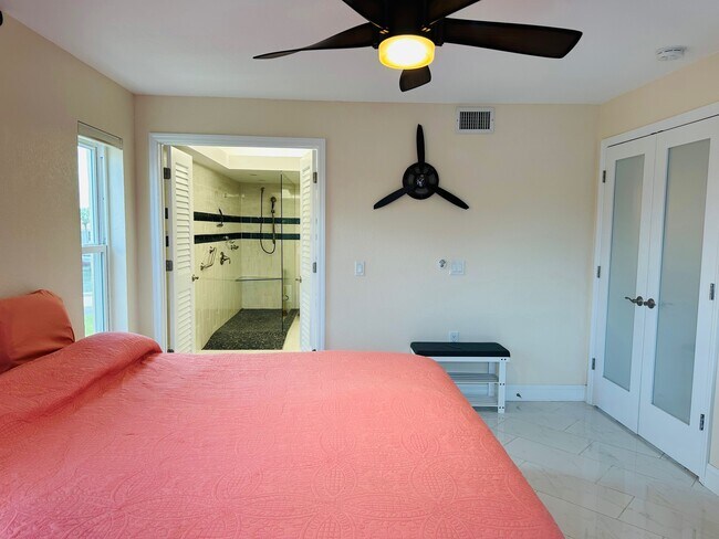 Foto del edificio - 4900 Brittany Dr S