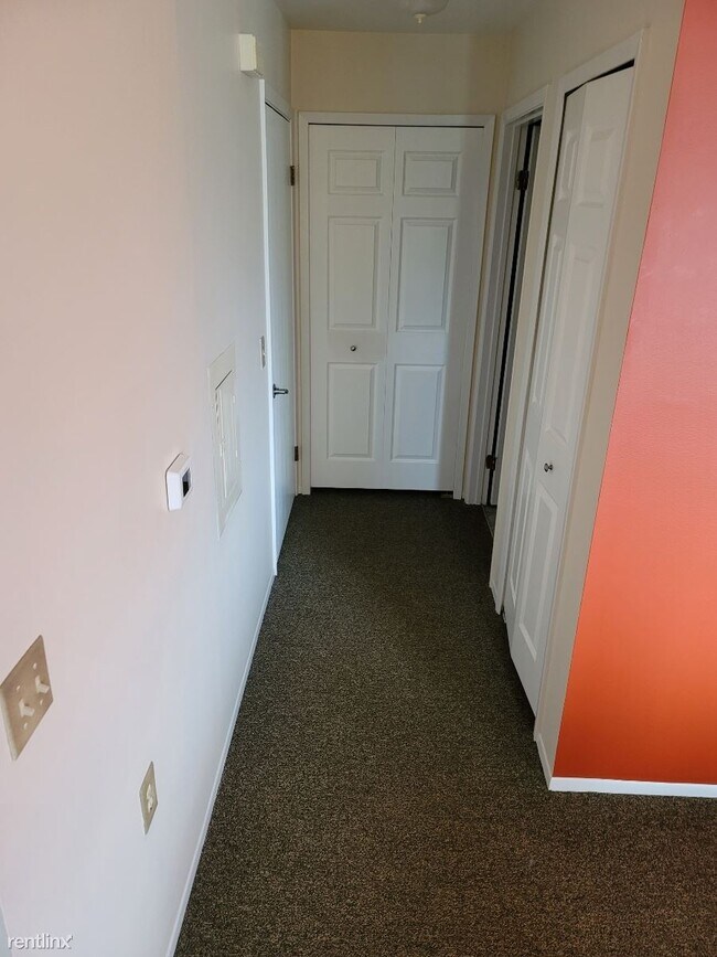 Foto del edificio - 1 br, 1 bath Condo - 30010 Utica Rd