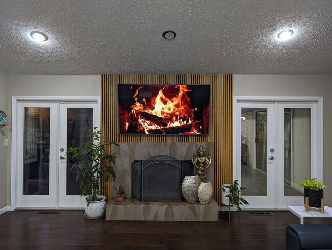 Building Photo - 1332 Colony Dr