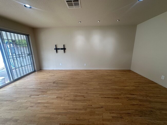 Building Photo - 3 Bedroom 2 Bathroom Home with Pool