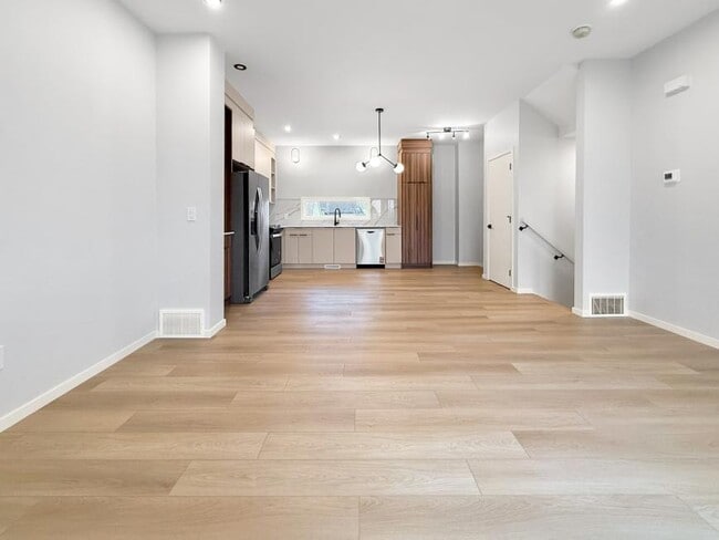 Building Photo - 3.0 bedroom in Edmonton Alberta T5G 1G1