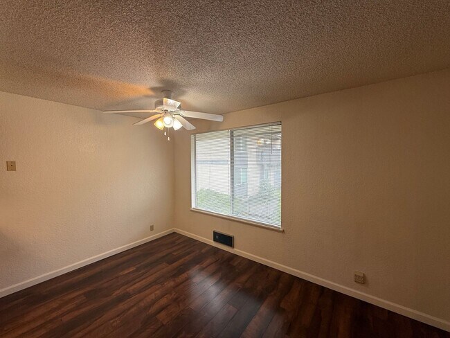 Foto del edificio - Charming 2 bed, 1 bath Lynnwood Condo, $1695/mo.