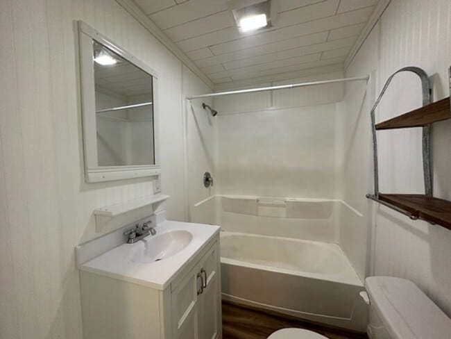 Building Photo - Quiet Country Cottage