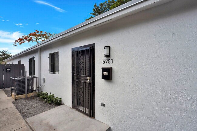 Foto del edificio - 5751 NW 6th Ave