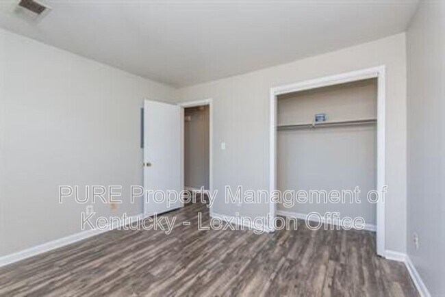 Building Photo - 3736 Camelot Dr