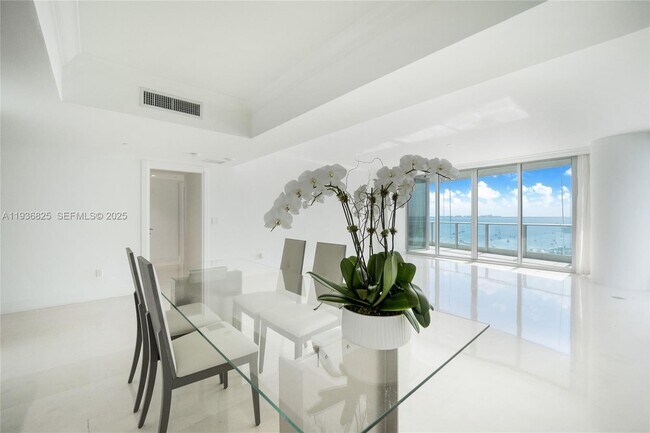 Building Photo - 2627 S Bayshore Dr