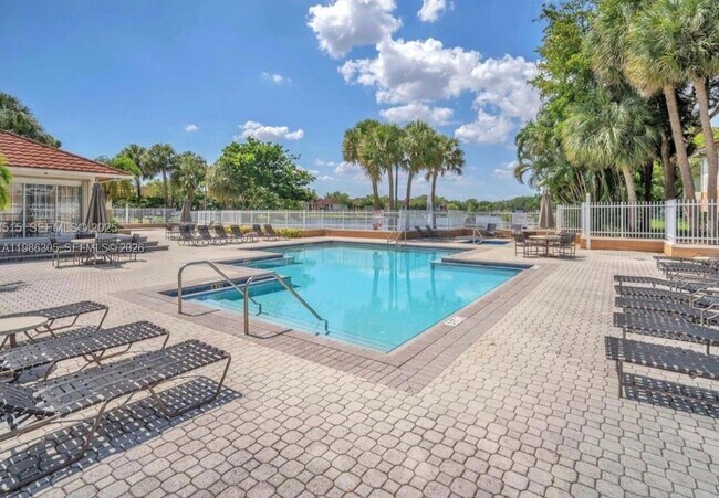 Foto del edificio - 882 NW 92nd Ave