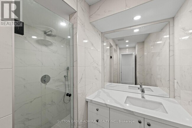 Photo du bâtiment - 1305 St Clair Ave W