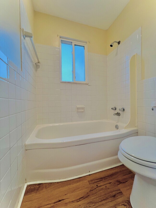 Baño - 9315 Bluejacket St