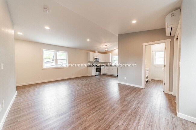 Building Photo - 2 br, 1 bath House - 740 W 7th Aly.